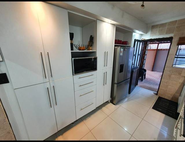 5 BEDROOM HOUSE FOR SALE IN THE ORCHARDS